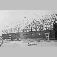 080-0120 Auf dem Hof Mueller wir ein neuer Stall erbaut.jpg